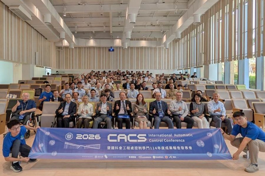 CACS 2026國際自動控制研討會在逢甲共善樓舉行，與會學者於開幕當天在大講堂合影。