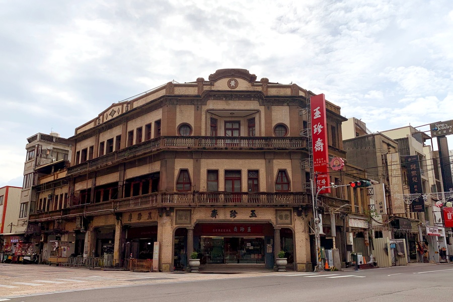 位於鹿港老街上的玉珍齋本舖。