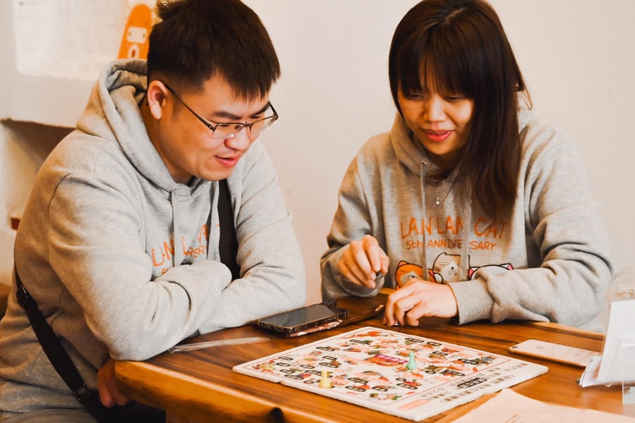 客人體驗遊玩古代桌遊-葫蘆問。