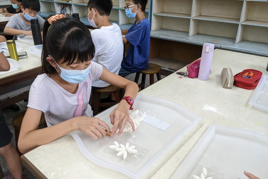 國小鳳眼糕DIY活動。