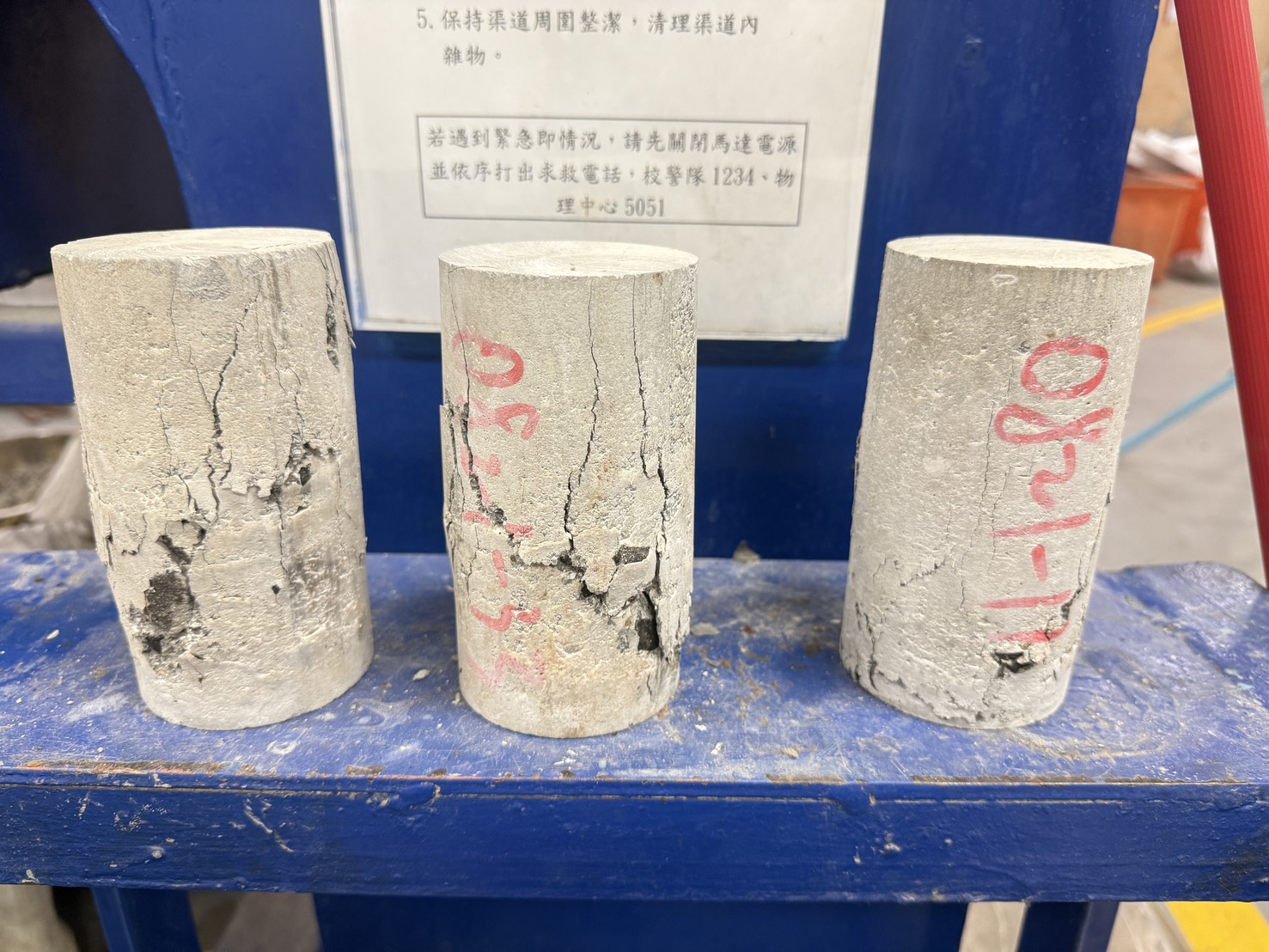 瀝青刨除廢料再生混凝土試體。