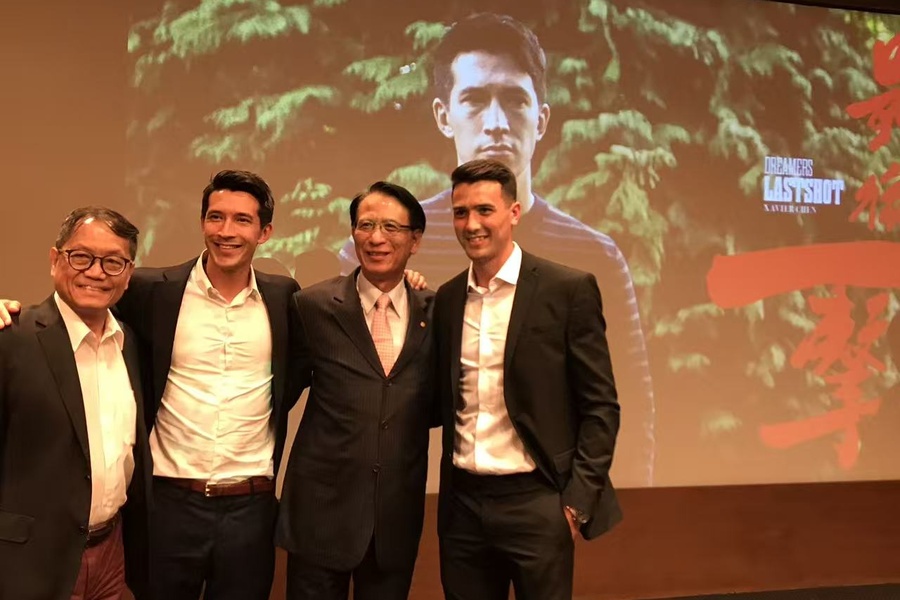 與長榮航空榮航空共同贊助敢夢者足球紀錄片,首映會上林荻洋執行長(左)與陳昌源、長榮航空前發言人柯金成(現任長榮空廚董事長)、周定洋合影。