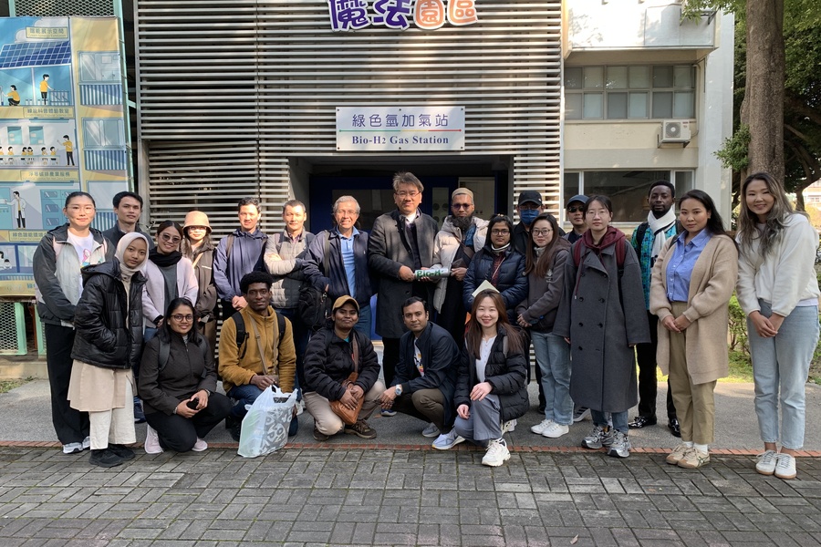 日本筑波大學參訪逢甲大學綠色氫加氣站。