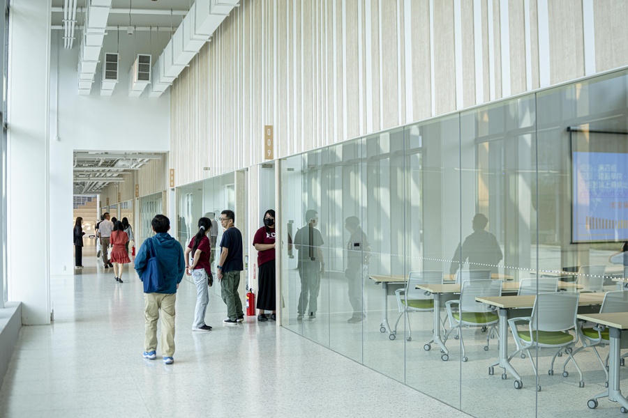 共善樓內部空間設計極簡,高速、穩定的無線網路覆蓋環境,教學動線更有彈性、即時,人與空間的互動更自然。