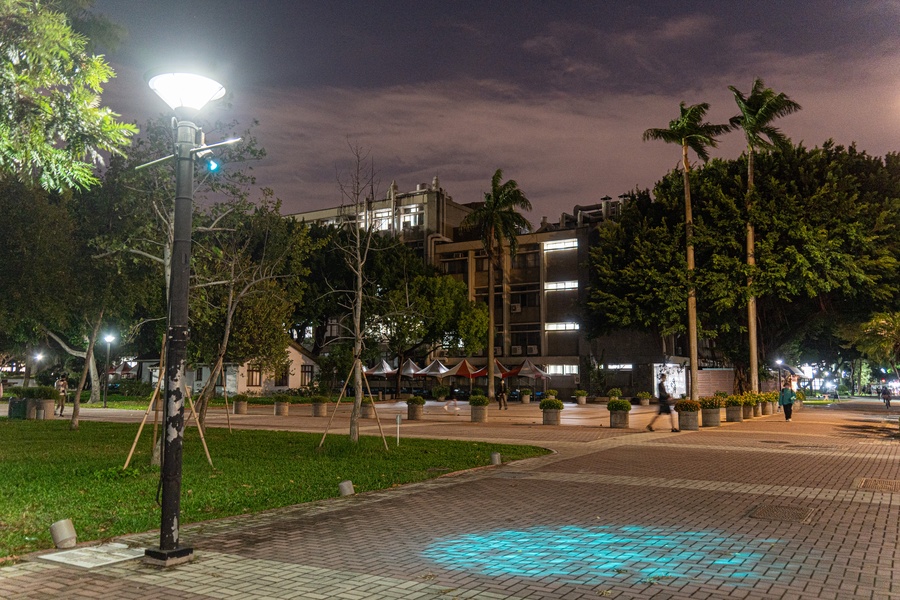 校園中的智慧安全、節能照明裝置。