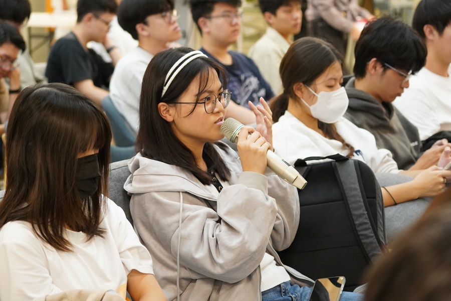 通識藝文講座「聽不見的耳朵」現場學生提問。