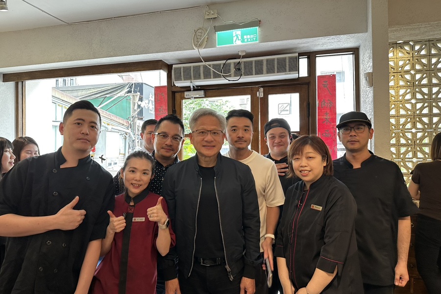 黃仁勳驚喜現身十二月粥品台北大安店。