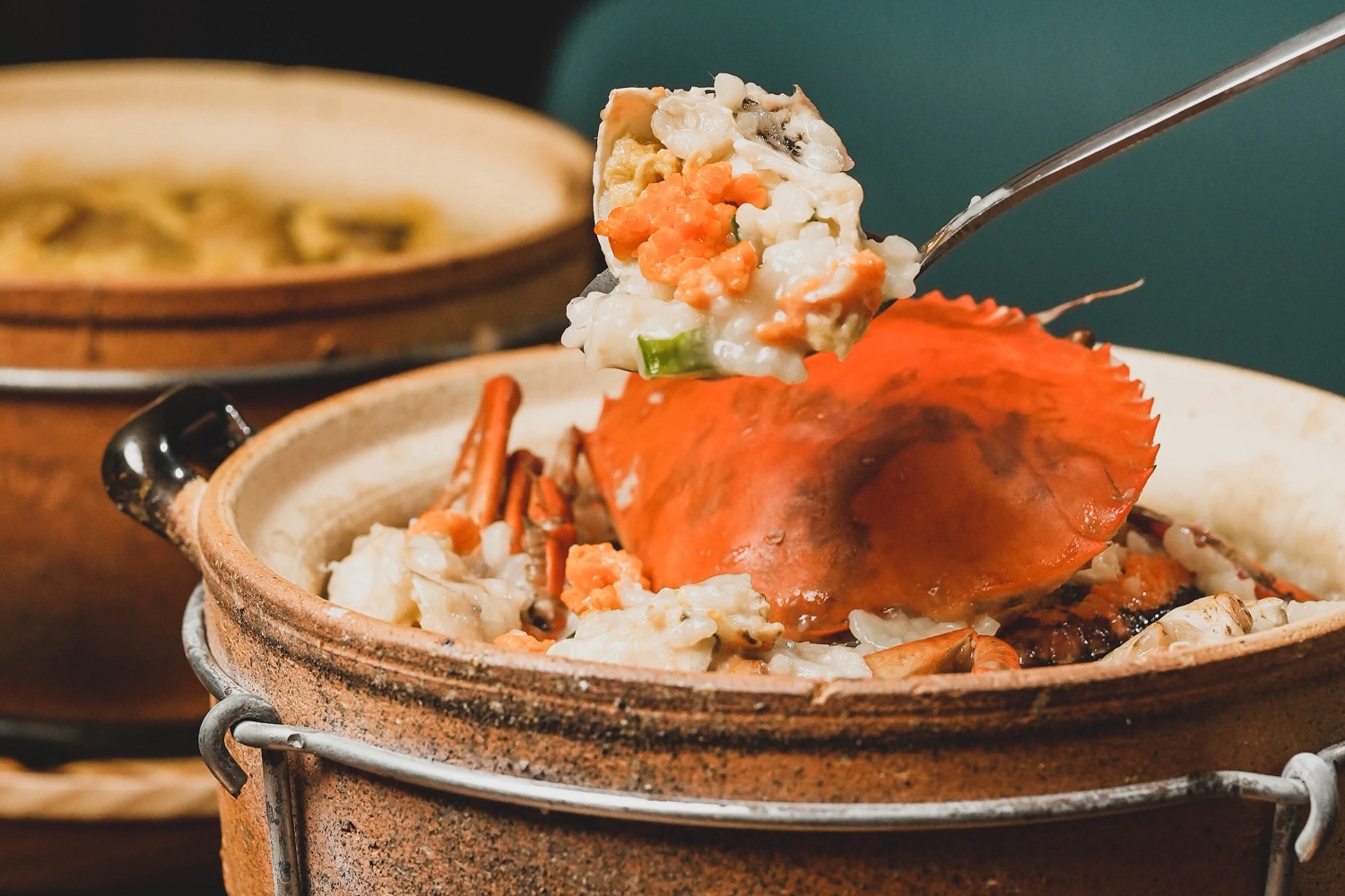 十二月粥品的招牌紅蟳粥。