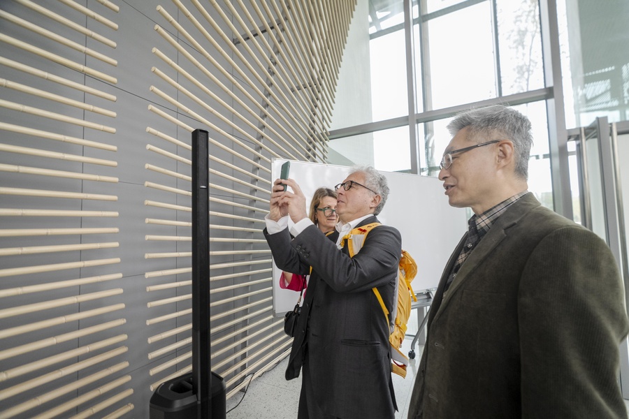 義大利教授們參觀共善樓。