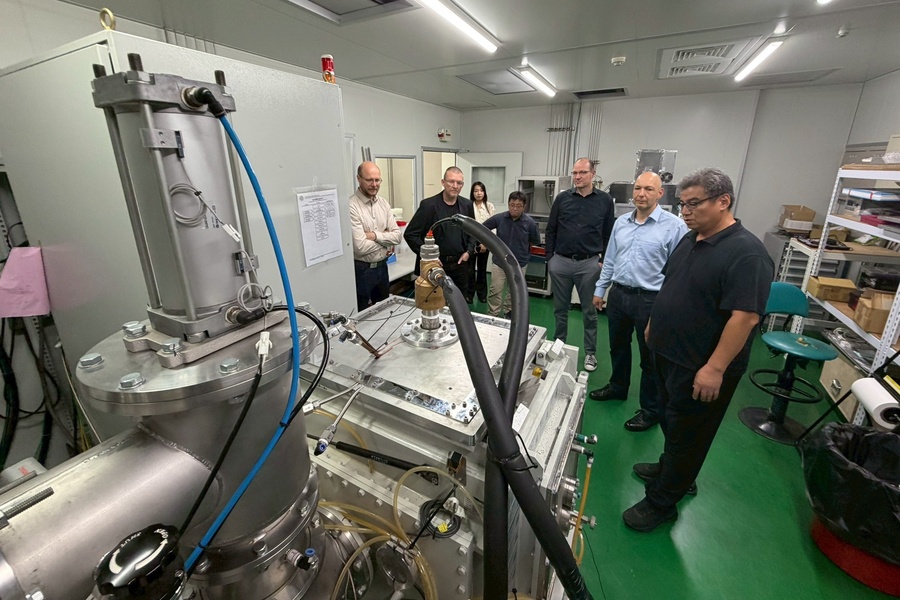 德國Fraunhofer學者參觀逢甲實驗室。