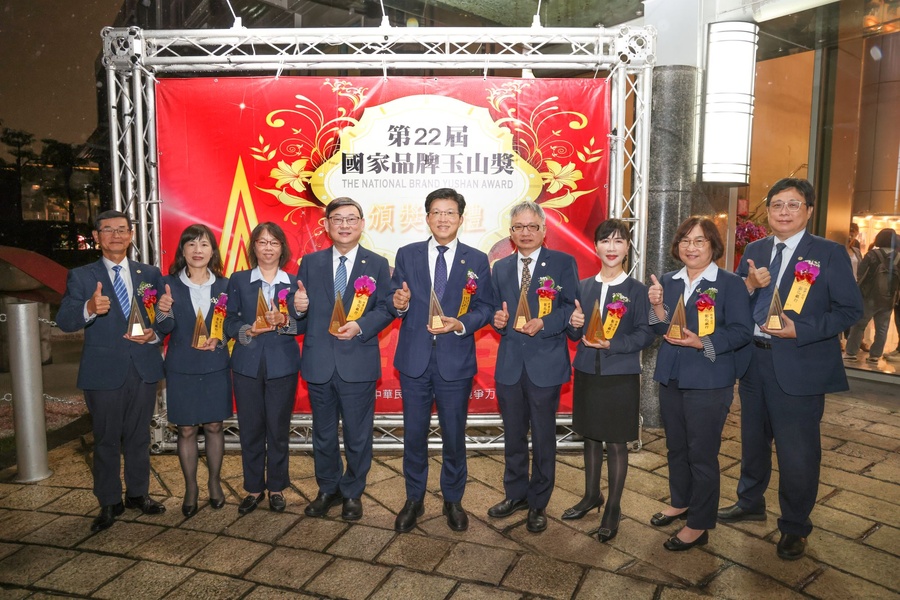 獲第22屆國家品牌玉山獎11項大獎，包括「傑出企業領導人」、「最佳人氣品牌類」、「ESG數據整合供應鏈金融平台-首獎」等。