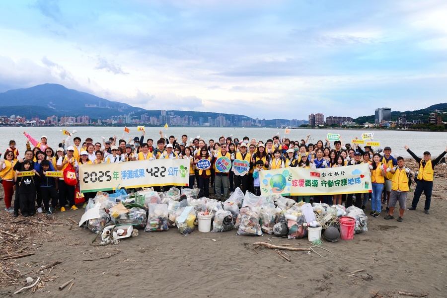 舉辦社會公益淨灘活動。