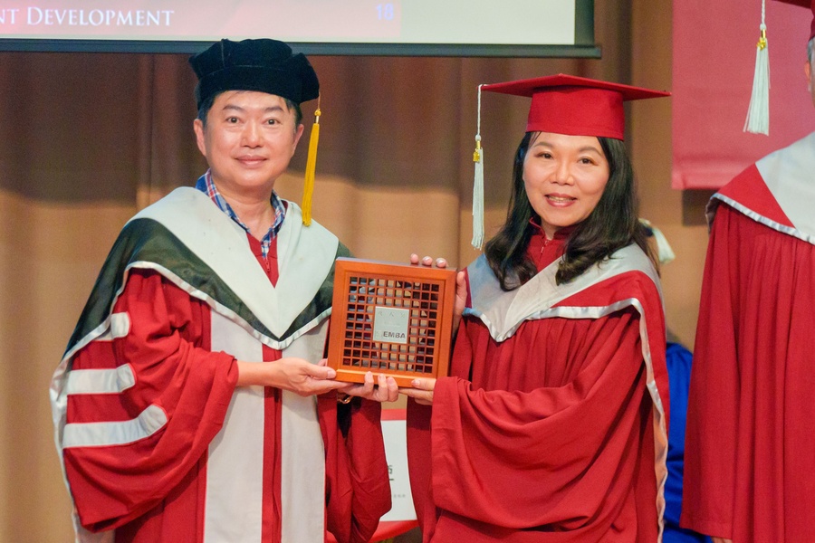 劉學姊於逢甲大學EMBA高階112年畢業。