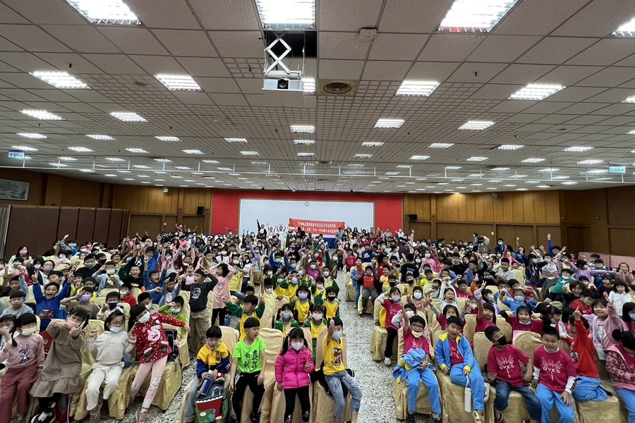 邀請水源村劇團表演舞台劇，500多名小學生一同觀賞。