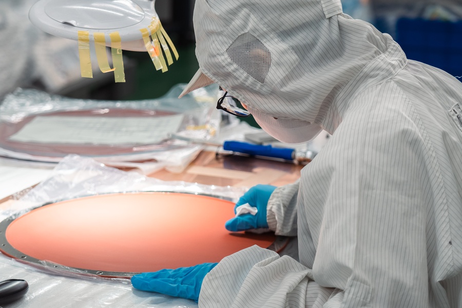 志聖台中廠的無塵室製造現場。