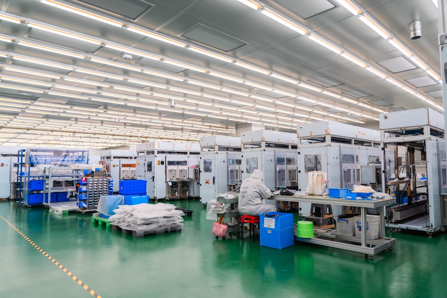 志聖台中廠的無塵室製造現場。