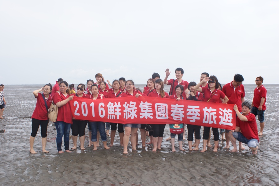 視契作農民為「外部同事」，透過定期舉辦教育訓練與品質評比，形成正向競爭氛圍與合作關係。