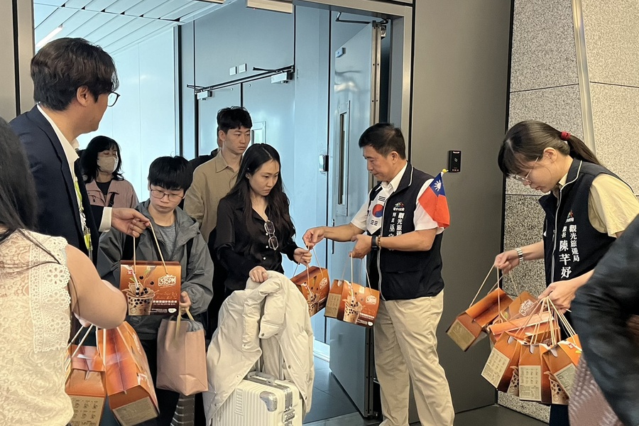 真航空「台中-釜山」正式首航,台中觀旅局特別準備3點1刻珍珠奶茶禮盒作為迎賓伴手禮。