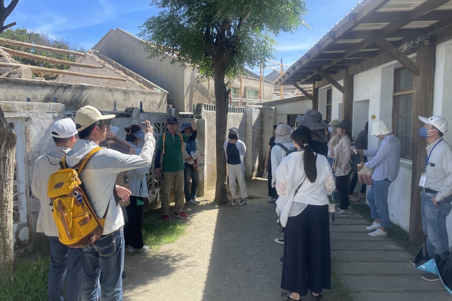 再造歷史現場眷村輔導團訪視案例－澎湖縣篤行十村再利用模式觀摩(左)。