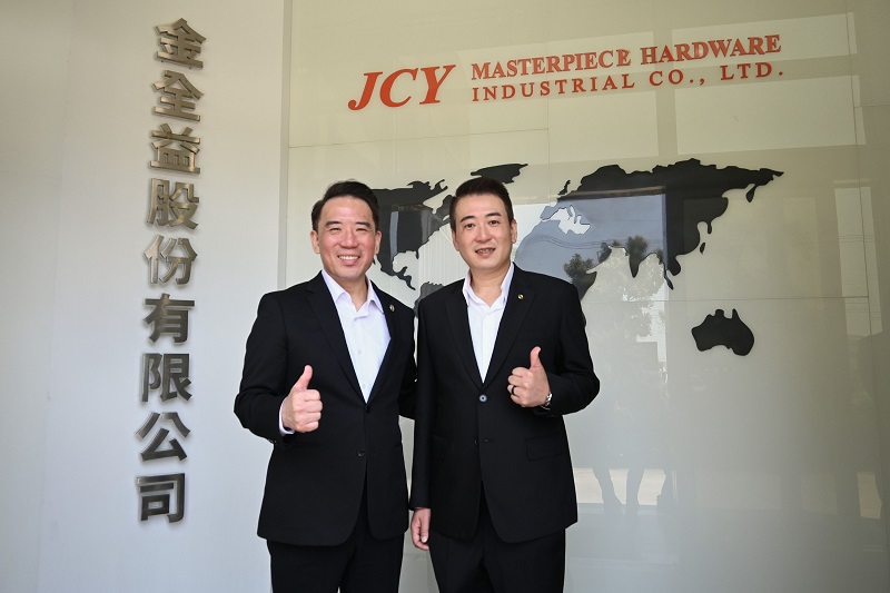 兄弟齊心共築長期競爭力，王義方董事長(左)與王堃仲總經理(右)。