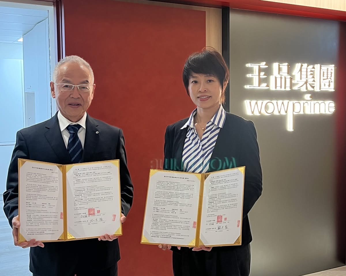 與廣島魚市場株式會社代表取締役社長佐佐木猛(左)簽署合作備忘錄，共創穩定優質的供應鏈合作。