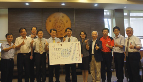 圖說：李秉乾校長(右六起)與勞動力發展署中彰投陳瑞嘉分署長共同啟動「智能化機電系統設計產業碩士訓練專班」。(照片/精密學程提供)