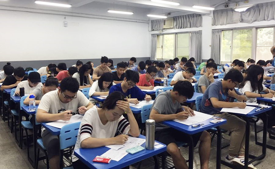 圖說：本校運管系與美國SOLE物流協會台灣分會合作辦理SOLE-CPL物流助理管理師（逢甲專班）證照課程，共計55位學生參加，考試通過率達93%。（照片／運管系提供）