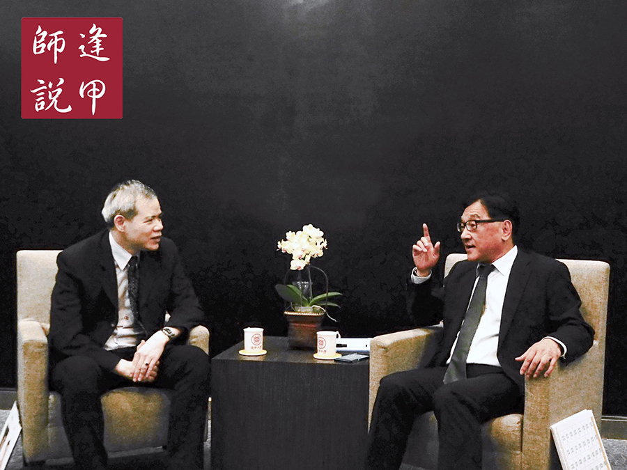 圖說：國際學院李天生講座教授（右）與合經系郭?賢教授（左）6月27日於臉書專頁「逢甲師說」直播對談。（照片／「逢甲師說」粉絲專頁提供）