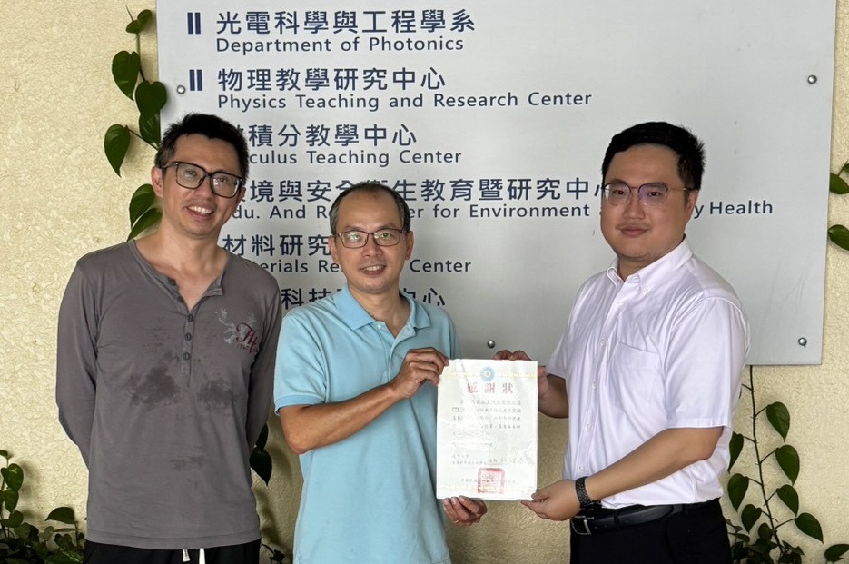 本系莊智皓助理教授(右)代表接受鴻準精密(CTT事業群)黃星童副理所代表提供之百萬設備