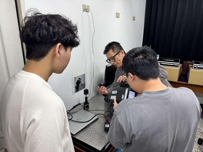 鴻準精密工程師與系上同學教學操作之情形