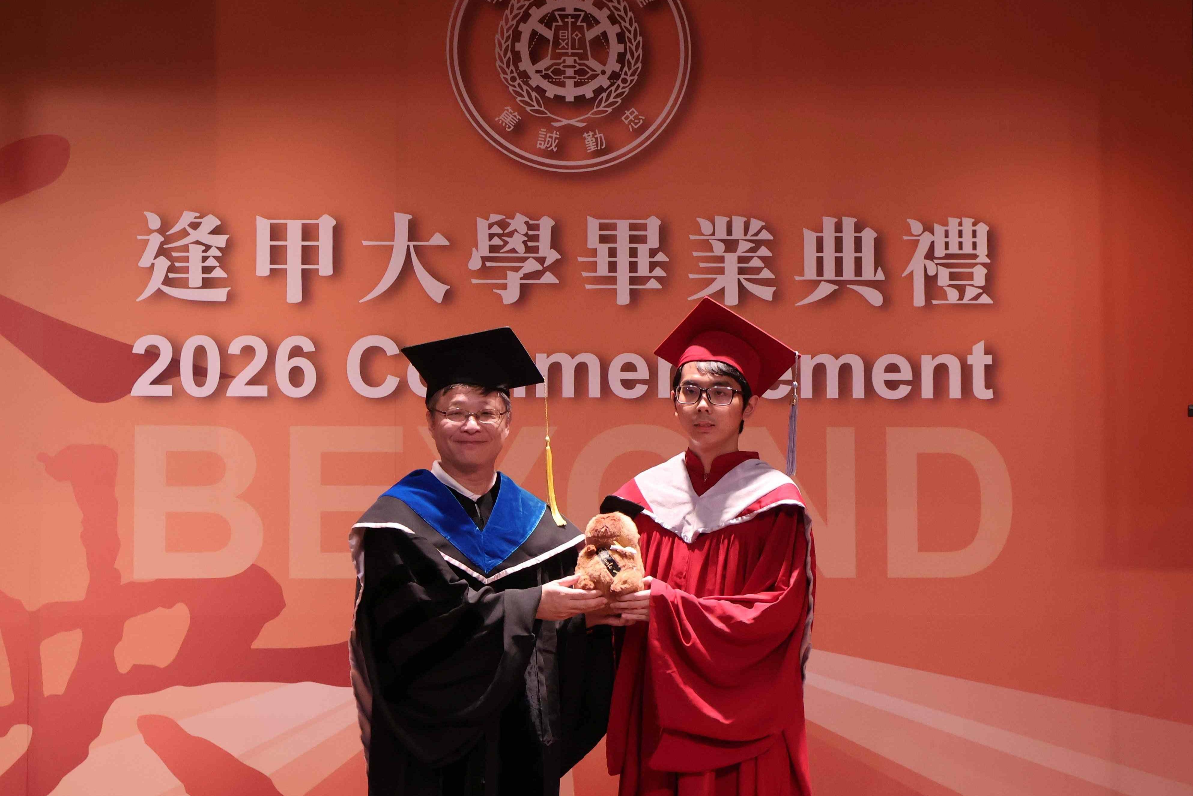 畢業典禮與系上師長合影,留下大學生活的珍貴回憶。