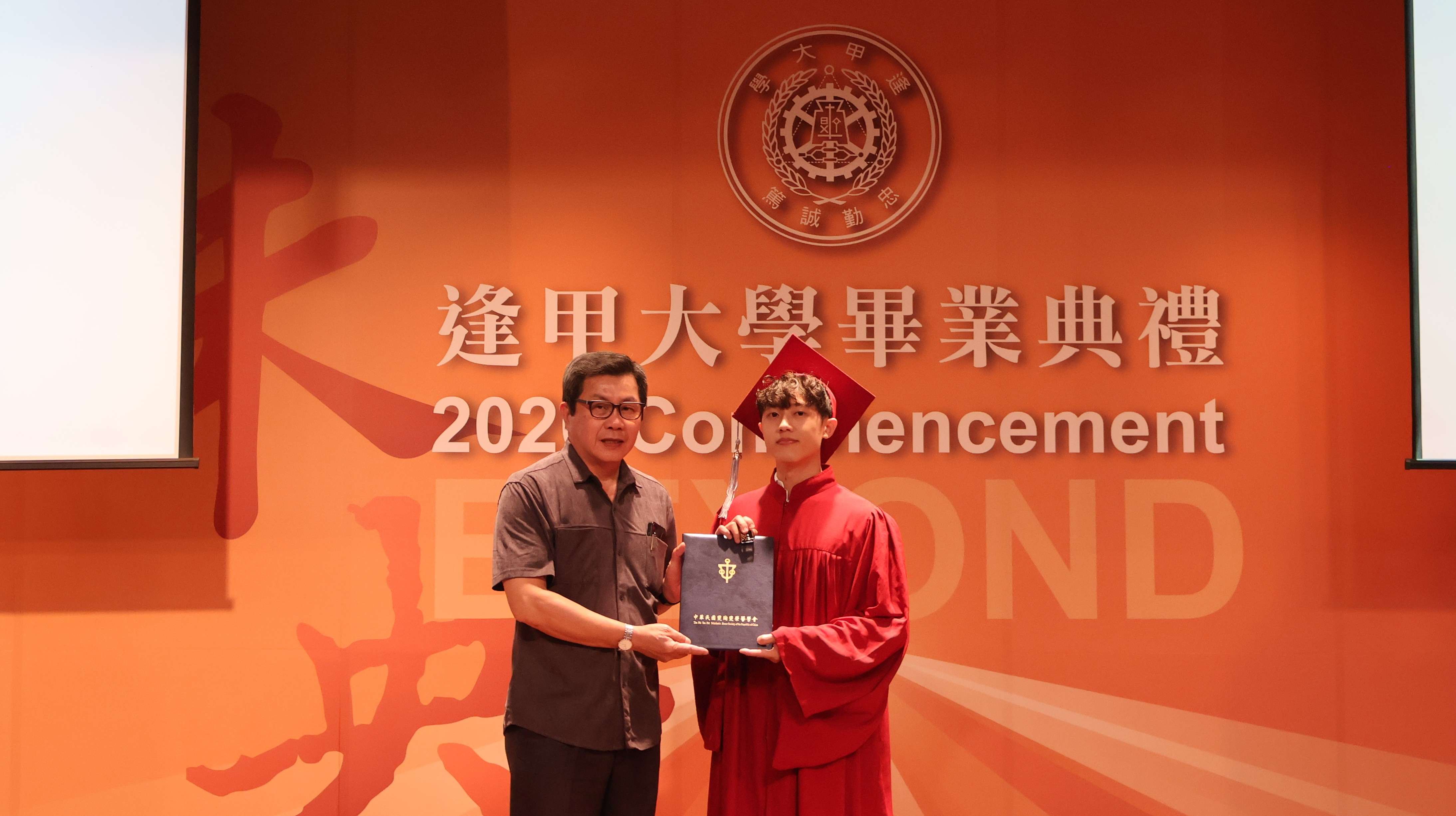 承溥同學榮獲畢業生斐陶斐榮譽，留下大學求學階段的重要肯定。