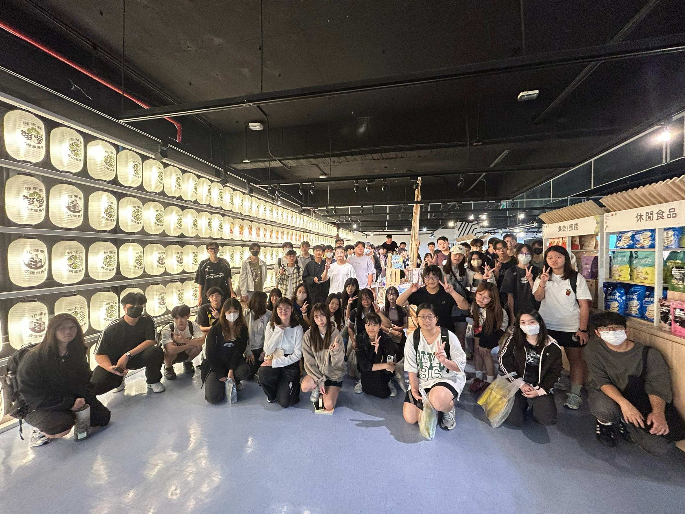 參訪臺灣農漁業物產館並合影留念。