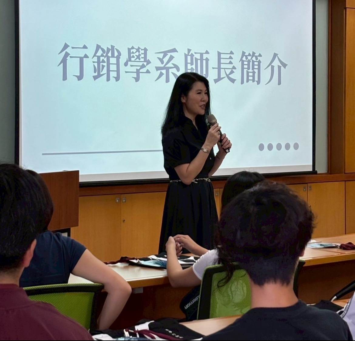 行銷系系主任介紹系上師資與逢甲行銷課程規劃。