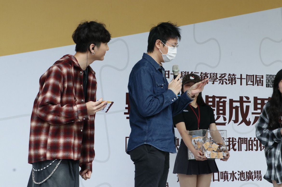 觀展者參與展位互動遊戲，蒐集拼圖碎片以參加抽獎活動。