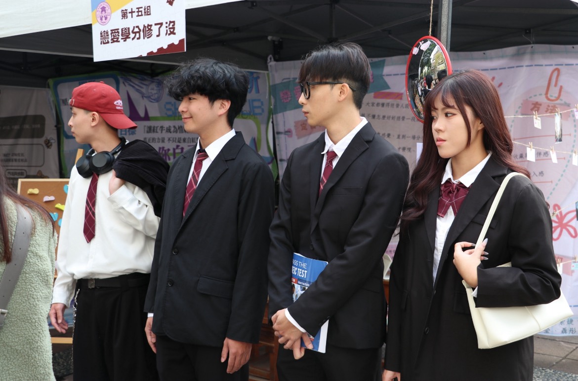 逢甲行銷系《拼映成行》在噴水池廣場盛大展出，學生展示展位與品牌視覺成果。