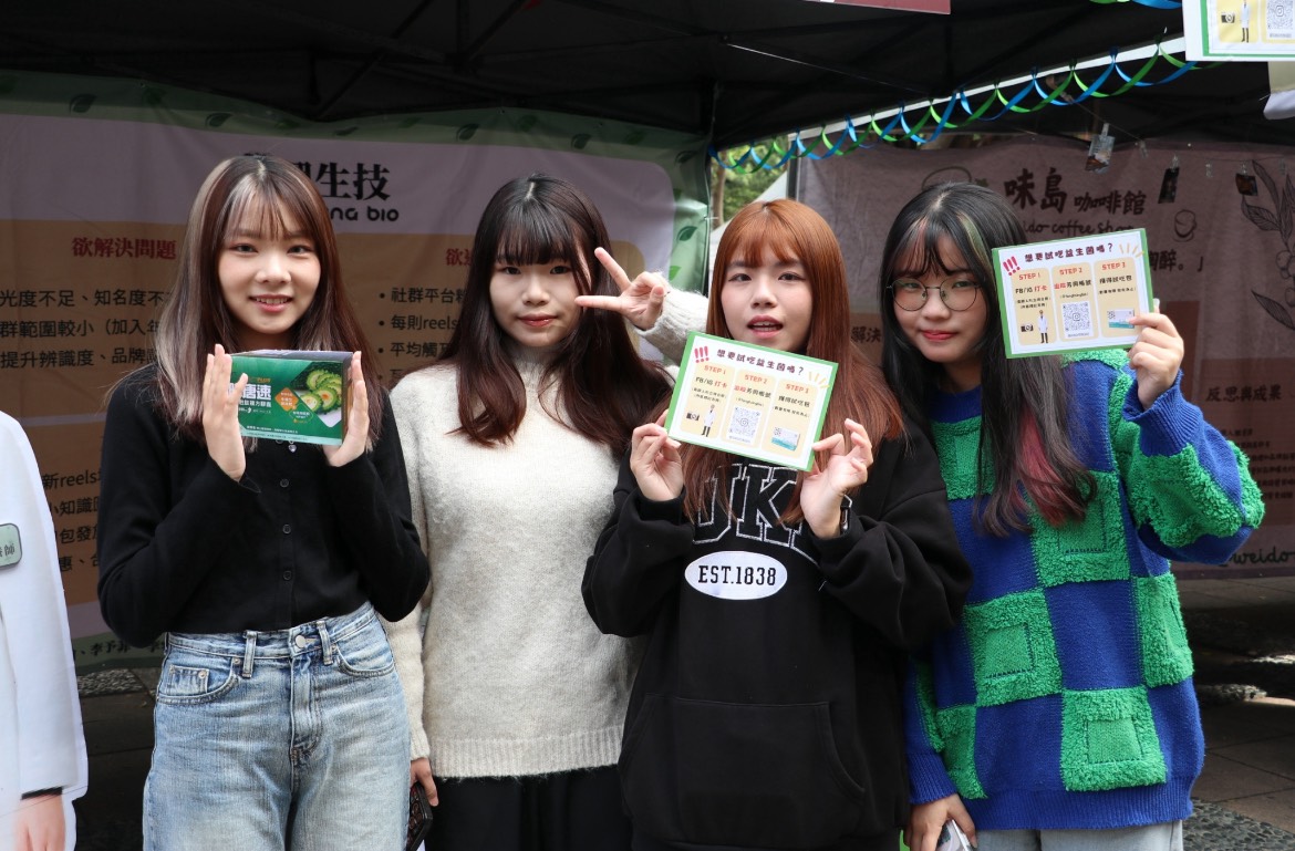 學生展示企業合作專題成果，包含行銷策略、品牌設計與實體展示物件。