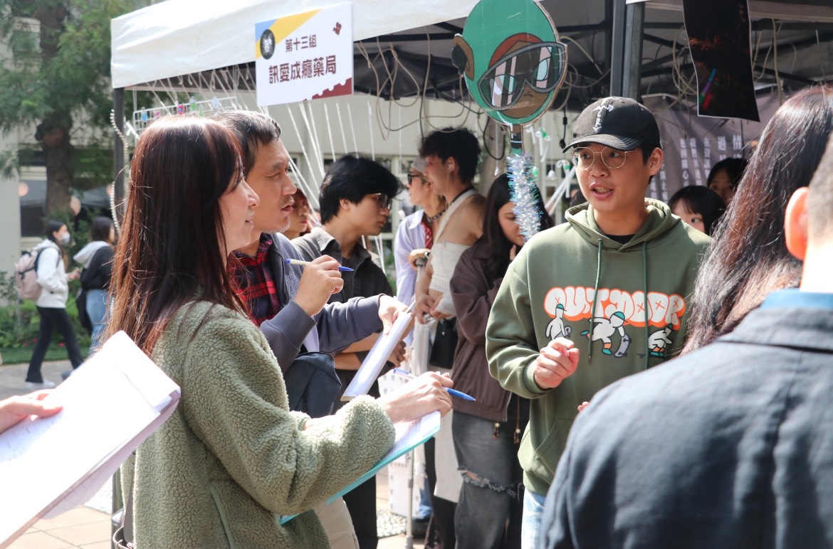 逢甲行銷系畢業專題成果展，學生在展位前熱情解說與企業合作的專題成果，展現專業與實戰經驗。