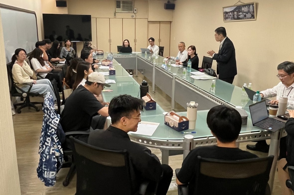 國泰世華銀行人資主管於校內進行團體快速面試，透過實質徵才流程，評估學生專業表現與職涯潛力。