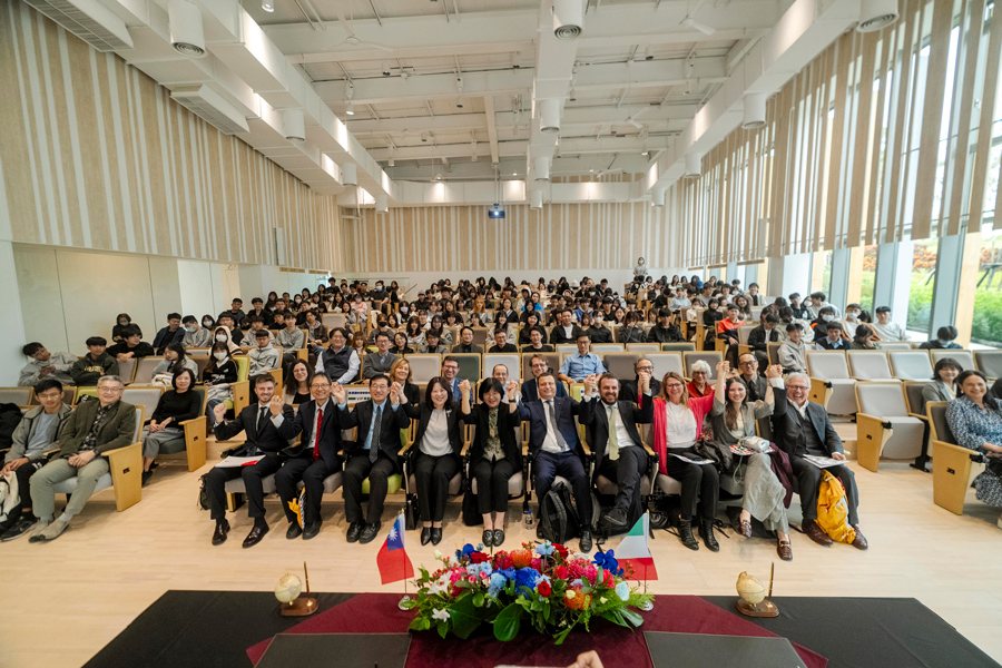 義大利杜林理工大學、坎梅里諾大學、佛羅倫斯大學、杜林大學、米蘭理工大學及義大利辦事處代表 Marco Lombardi 等貴賓，與逢甲師生合影，見證臺義設計教育交流的新里程。