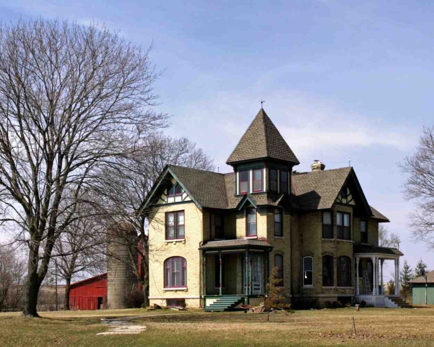 beautiful shot big farmhouse clear blue sky 1