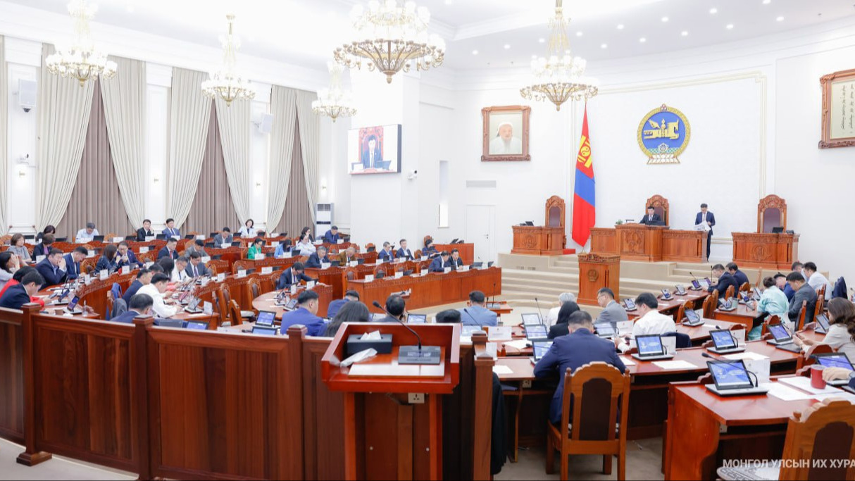 Сагсан бөмбөгийн талбай дээр баярлаж буй тоглогч