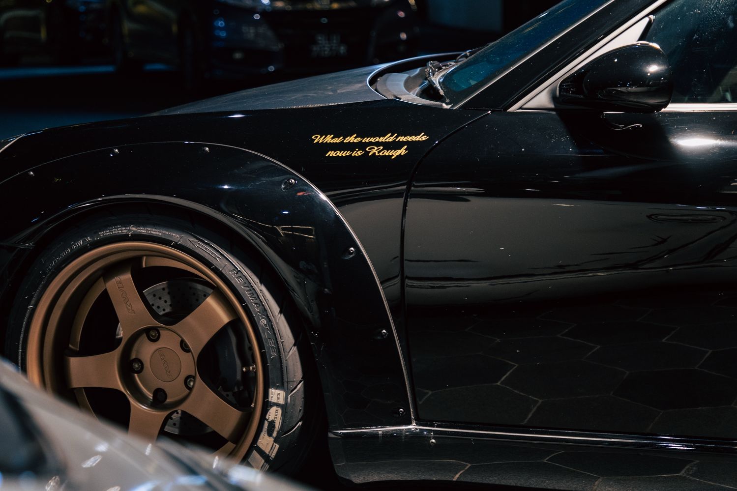 Rough Love in Singapore with Rauh-Welt Begriff