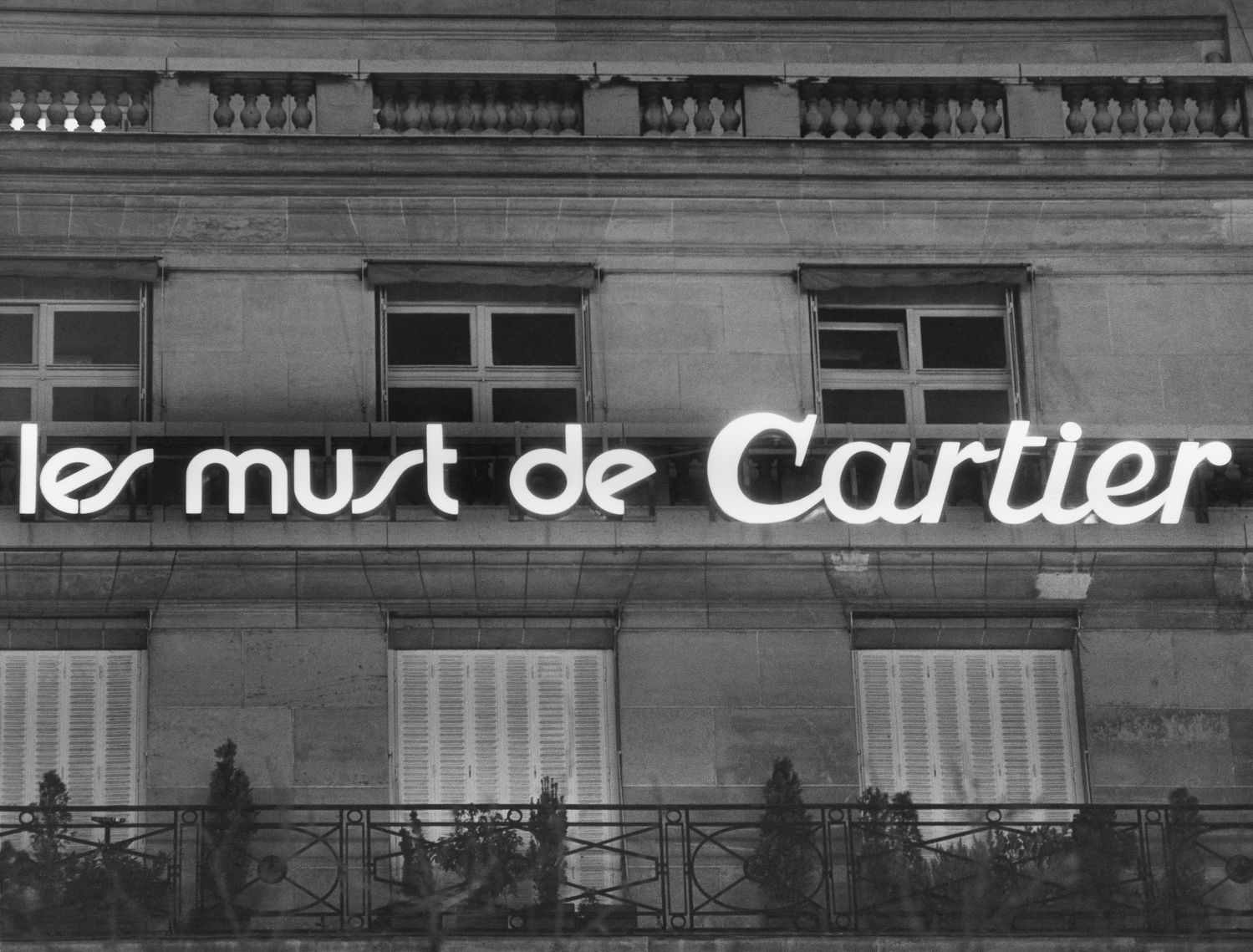 1973: Opening of Les Must de Cartier boutique in Place Vendôme.