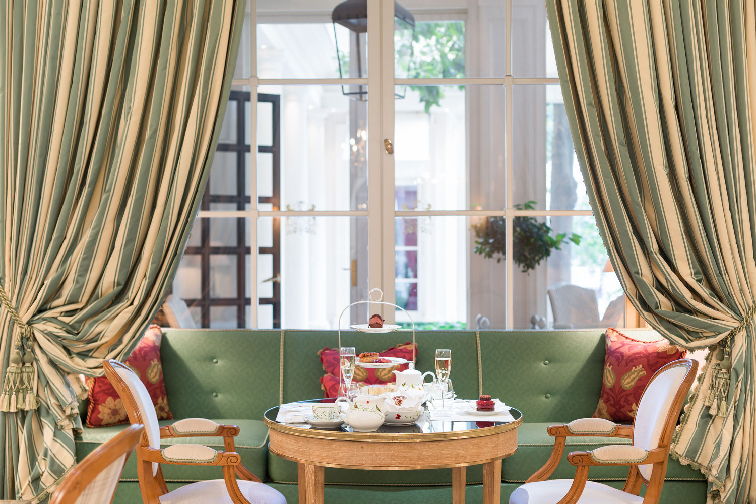 Tea Time du Bristol Paris par Pascal Hainigue ClaireCocano - THE EDGE SINGAPORE