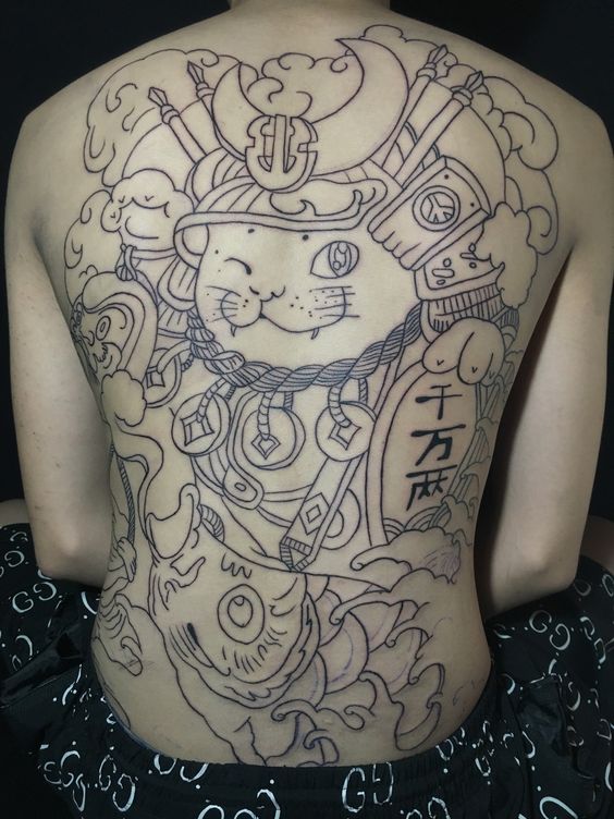lên nét tattoo kín lưng mèo thần tài samurai Hình xăm trên lưng với hình mèo đội mũ giáp, bao quanh bởi các chi tiết hoa văn và chữ viết.