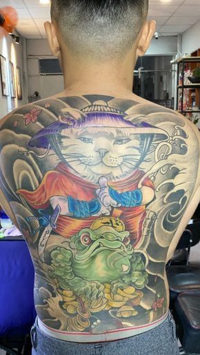 hình xăm kín lưng mèo nhẫn giả kết hợp thừ Hình xăm lớn trên lưng với hình ảnh mèo samurai và ếch, màu sắc tươi sáng và chi tiết rõ nét.
