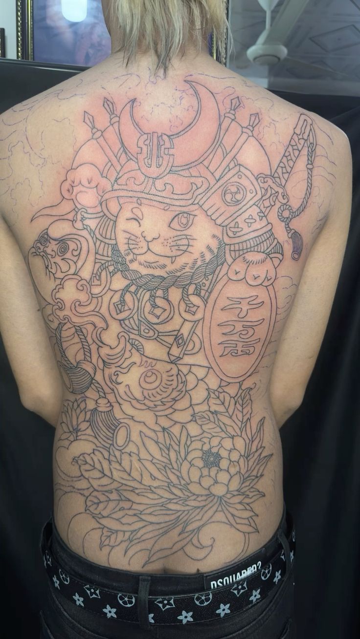 lên nét tattoo mèo thần tài samurai kín lưng Hình xăm trên lưng với hình mèo samurai, hoa và đám mây, chưa hoàn thiện chi tiết màu sắc.