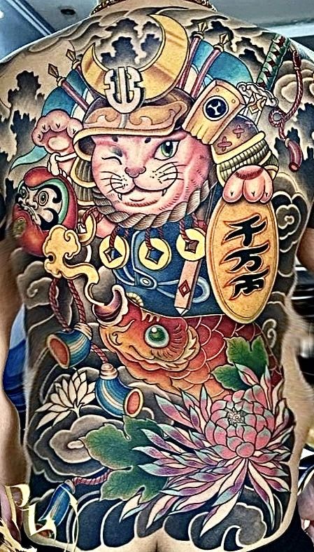 Hình xăm mèo thần tài samurai kết hợp với họa tiết cá chép và samurai kín lưng Hình xăm trên lưng với hình mèo thần tài, cá chép, hoa sen và các họa tiết phong cách Nhật Bản.