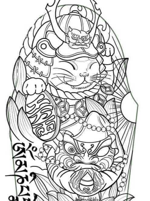 phác thảo hình xăm mèo thần tài samurai kết hợp búp bê daruma không màu Hình vẽ đen trắng của một con mèo đội mũ giáp và một khuôn mặt mang phong cách truyền thống, có chữ viết bên cạnh.
